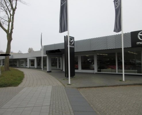 Autoshowroom met werkplaats, kantoren en buitenterrein