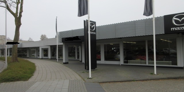 Autoshowroom met werkplaats, kantoren en buitenterrein