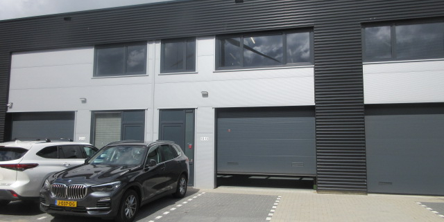 Bedrijfsruimte met inpandig bedrijfskantoor