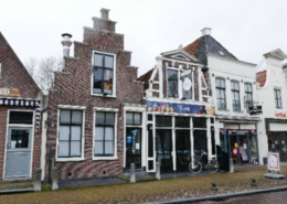Winkelpand in oude hoofdstraat.