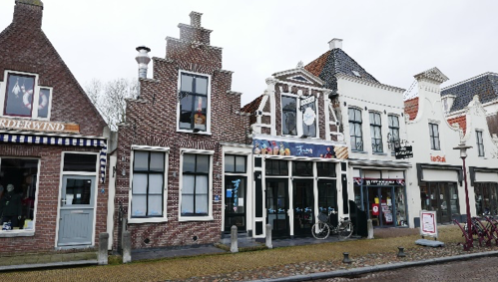 Winkelpand in oude hoofdstraat.
